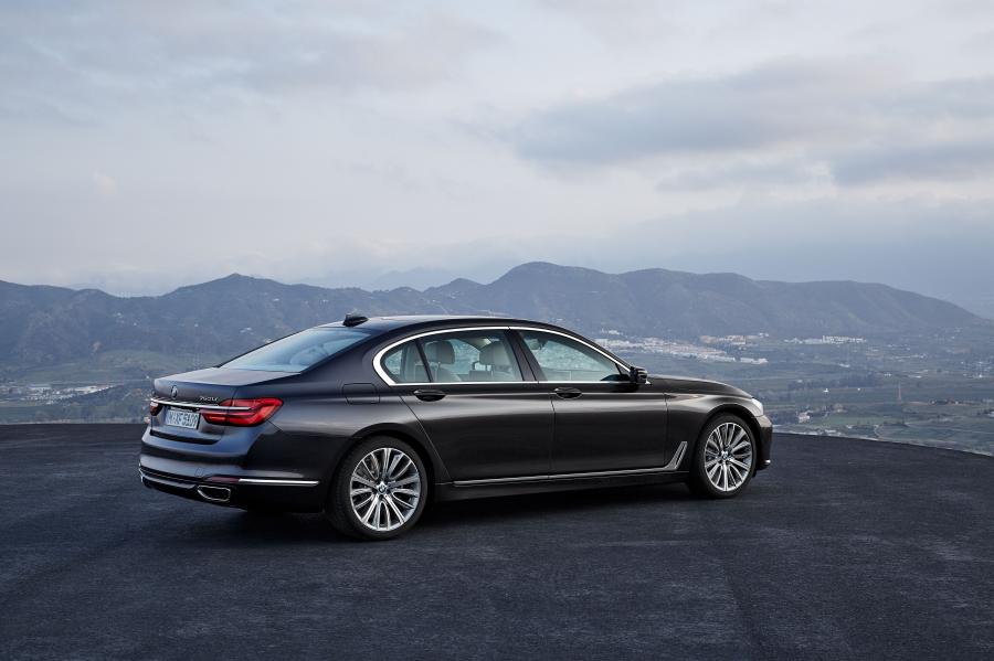  BMW 750Li xDrive 2015 года  (фото 23 из 41)
